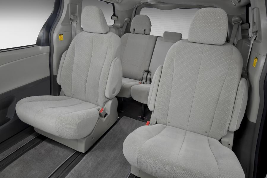  Toyota Sienna LE 2010 года  (фото 7 из 52)